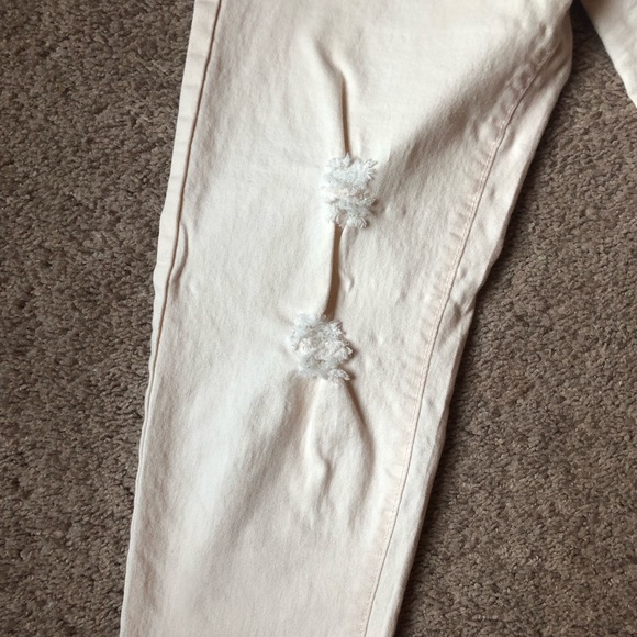 Women’s light blush distressed skinny jeans - Picture 4 of 6